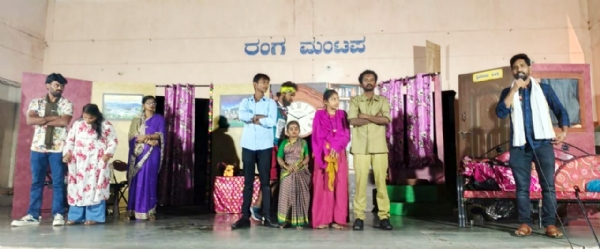 ನಡವಿ : `ಸಂಸಾರದಲ್ಲಿ ಸ ನಿ ದ ಪ’ ನಾಟಕ ಪ್ರದರ್ಶನ ನಡವಿ : `ಸಂಸಾರದಲ್ಲಿ ಸ ನಿ ದ ಪ’ ನಾಟಕ ಪ್ರದರ್ಶನ