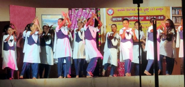 ನಡವಿ : `ಸಂಸಾರದಲ್ಲಿ ಸ ನಿ ದ ಪ’ ನಾಟಕ ಪ್ರದರ್ಶನ ನಡವಿ : `ಸಂಸಾರದಲ್ಲಿ ಸ ನಿ ದ ಪ’ ನಾಟಕ ಪ್ರದರ್ಶನ