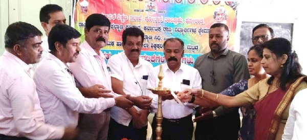 ಚಿತ್ರ ; ಕೋಲಾರದ ಮೆಥೋಡಿಸ್ಟ್ ಶಾಲೆಯಲ್ಲಿ ಶಾಲಾ ಶಿಕ್ಷಣ ಇಲಾಖೆಯಿಂದ ಬುಧವಾರ ಹಮ್ಮಿಕೊಂಡಿದ್ದ ಶಿಕ್ಷಕರ ಸಹಪಠ್ಯ ಚಟುವಟಿಕೆಗಳ ಸ್ಪರ್ಧೆಗಳಿಗೆ ಬಿಇಒ ಉಮಾ ಚಾಲನೆ ನೀಡಿದರು.