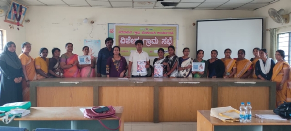 ಚಿತ್ರ : ಕೋಲಾರ ತಾಲೂಕಿನ ನರಸಾಪುರ ಗ್ರಾಮ ಪಂಚಾಯಿತಿ ಆವರಣದಲ್ಲಿ ರಾಷ್ಟ್ರೀಯ ಪಲ್ಸ್ ಪೋಲಿಯೋ ಕಾರ್ಯಕ್ರಮದ ಅಂತರ್ ಇಲಾಖೆ ಸಮನ್ವಯ ಸಮಿತಿ ಪೂರ್ವಭಾವಿ ಸಭೆಯಲ್ಲಿ ಕ್ಷೇತ್ರ ಆರೋಗ್ಯ ಶಿಕ್ಷಣಾಧಿಕಾರಿ ಗೀತಾ ಮಾತನಾಡಿದರು. ಚಿತ್ರ : ಕೋಲಾರ ತಾಲೂಕಿನ ನರಸಾಪುರ ಗ್ರಾಮ ಪಂಚಾಯಿತಿ ಆವರಣದಲ್ಲಿ ರಾಷ್ಟ್ರೀಯ ಪಲ್ಸ್ ಪೋಲಿಯೋ ಕಾರ್ಯಕ್ರಮದ ಅಂತರ್ ಇಲಾಖೆ ಸಮನ್ವಯ ಸಮಿತಿ ಪೂರ್ವಭಾವಿ ಸಭೆಯಲ್ಲಿ ಕ್ಷೇತ್ರ ಆರೋಗ್ಯ ಶಿಕ್ಷಣಾಧಿಕಾರಿ ಗೀತಾ ಮಾತನಾಡಿದರು.