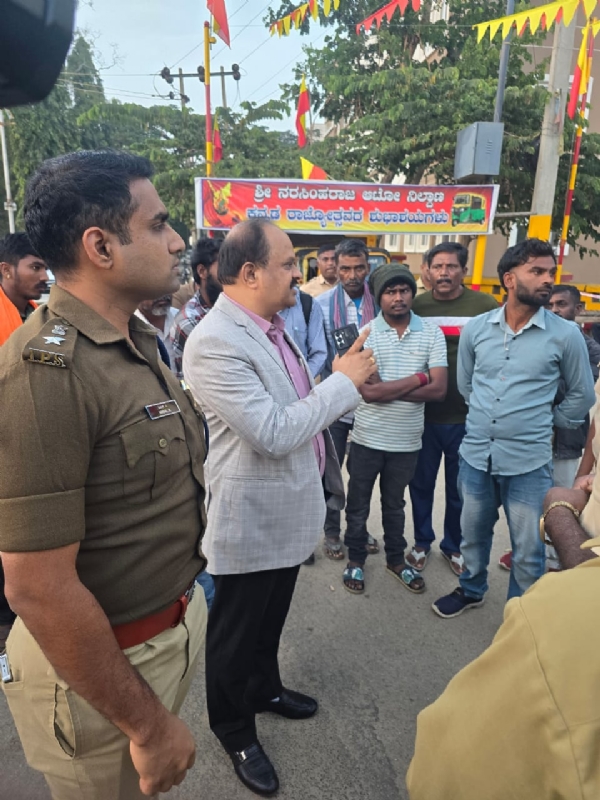 ಚಿತ್ರ ; ಕೋಲಾರ ನಗರದಲ್ಲಿ ಹೆಚ್ಚುತ್ತಿರುವ ಟ್ರಾಫಿಕ್ ಸಮಸ್ಯೆಗಳ ಬಗ್ಗೆ ಜಿಲ್ಲಾಧಿಕಾರಿಗಳು ಡಾ. ಎಂ. ಆರ್. ರವಿ ಪರಿಶೀಲಿಸಿದರು. ಚಿತ್ರ ; ಕೋಲಾರ ನಗರದಲ್ಲಿ ಹೆಚ್ಚುತ್ತಿರುವ ಟ್ರಾಫಿಕ್ ಸಮಸ್ಯೆಗಳ ಬಗ್ಗೆ ಜಿಲ್ಲಾಧಿಕಾರಿಗಳು ಡಾ. ಎಂ. ಆರ್. ರವಿ ಪರಿಶೀಲಿಸಿದರು.