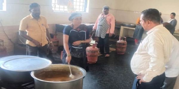 ಇಂದಿರಾ ಗಾಂಧಿ ವಸತಿ ಶಾಲೆಗೆ ಸಮಾಜ ಕಲ್ಯಾಣ ಇಲಾಖೆ ಉಪನಿರ್ದೇಶಕರ ಭೇಟಿ