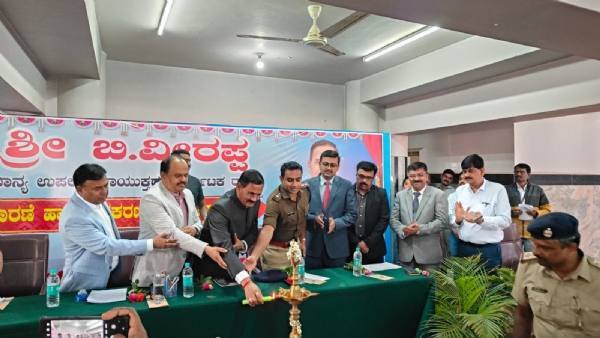 ಚಿತ್ರ : ಕೋಲಾರ ಜಿಲ್ಲೆಯ ಮುಳಬಾಗಲು ನಗರದ ಇಂಡಿಯನ್ ಪ್ಯಾಲೇಸ್ ಕಲ್ಯಾಣ ಮಂಟಪದಲ್ಲಿ ಲೋಕಾಯುಕ್ತ ಸಂಸ್ಥೆಯ ವತಿಯಿಂದ ಬಾಕಿ ಇರುವ ದೂರುಗಳ ವಿಚಾರಣೆ ಹಾಗೂ ಪ್ರಕರಣಗಳ ವಿಲೇವಾರಿ ಸಭೆಯನ್ನು ಉಪಲೋಕಾಯುಕ್ತ, ನ್ಯಾಯಮೂರ್ತಿ ಬಿ.ವೀರಪ್ಪ ಉದ್ಘಾಟಿಸಿ ಮಾತನಾಡಿದರು. ಚಿತ್ರ : ಕೋಲಾರ ಜಿಲ್ಲೆಯ ಮುಳಬಾಗಲು ನಗರದ ಇಂಡಿಯನ್ ಪ್ಯಾಲೇಸ್ ಕಲ್ಯಾಣ ಮಂಟಪದಲ್ಲಿ ಲೋಕಾಯುಕ್ತ ಸಂಸ್ಥೆಯ ವತಿಯಿಂದ ಬಾಕಿ ಇರುವ ದೂರುಗಳ ವಿಚಾರಣೆ ಹಾಗೂ ಪ್ರಕರಣಗಳ ವಿಲೇವಾರಿ ಸಭೆಯನ್ನು ಉಪಲೋಕಾಯುಕ್ತ, ನ್ಯಾಯಮೂರ್ತಿ ಬಿ.ವೀರಪ್ಪ ಉದ್ಘಾಟಿಸಿ ಮಾತನಾಡಿದರು.