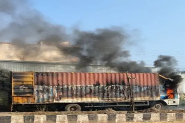 ಲಾರಿಯಲ್ಲಿದ್ದ 40 ಯಮಹ ಗಾಡಿಗಳು ಭಸ್ಮ