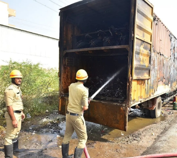 ಲಾರಿಯಲ್ಲಿದ್ದ 40 ಯಮಹ ಗಾಡಿಗಳು ಭಸ್ಮ