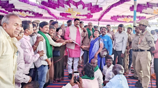 ಕೊಪ್ಪಳ ಕಾರ್ಖಾನೆಗಳ ಸಮಸ್ಯೆಯಿಂದ ಮುಕ್ತಿ ಕೊಡಿ; ಬೆಳಗಾವಿಯಲ್ಲೂ ಹೋರಾಟ ಕೊಪ್ಪಳ ಕಾರ್ಖಾನೆಗಳ ಸಮಸ್ಯೆಯಿಂದ ಮುಕ್ತಿ ಕೊಡಿ; ಬೆಳಗಾವಿಯಲ್ಲೂ ಹೋರಾಟ