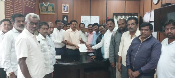 ಚಿತ್ರ ; ಪ್ರಾಥಮಿಕ ಹಾಲು ಸಂಘಗಳ ಸಿಬ್ಬಂದಿಯ ನೌಕರರ ಬೇಡಿಕೆಗಳನ್ನು ಈಡೇರಿಸಲು ಒತ್ತಾಯಿಸಿ ಮಂಗಳವಾರ ಕೋಲಾರ ಜಿಲ್ಲಾ ಹಾಲು ಉತ್ಪಾದಕರ ಸಹಕಾರ ಸಂಘಗಳ ನೌಕರರ ಕ್ಷೇಮಾಭಿವೃದ್ಧಿ ಸಂಘದ ನೇತೃತ್ವದಲ್ಲಿ ಕೋಮುಲ್ ವ್ಯವಸ್ಥಾಪಕ ನಿರ್ದೇಶಕ ಗೋಪಾಲಮೂರ್ತಿಗೆ ನವಿ ಸಲ್ಲಿಸಿದರು. ಚಿತ್ರ ; ಪ್ರಾಥಮಿಕ ಹಾಲು ಸಂಘಗಳ ಸಿಬ್ಬಂದಿಯ ನೌಕರರ ಬೇಡಿಕೆಗಳನ್ನು ಈಡೇರಿಸಲು ಒತ್ತಾಯಿಸಿ ಮಂಗಳವಾರ ಕೋಲಾರ ಜಿಲ್ಲಾ ಹಾಲು ಉತ್ಪಾದಕರ ಸಹಕಾರ ಸಂಘಗಳ ನೌಕರರ ಕ್ಷೇಮಾಭಿವೃದ್ಧಿ ಸಂಘದ ನೇತೃತ್ವದಲ್ಲಿ ಕೋಮುಲ್ ವ್ಯವಸ್ಥಾಪಕ ನಿರ್ದೇಶಕ ಗೋಪಾಲಮೂರ್ತಿಗೆ ನವಿ ಸಲ್ಲಿಸಿದರು.