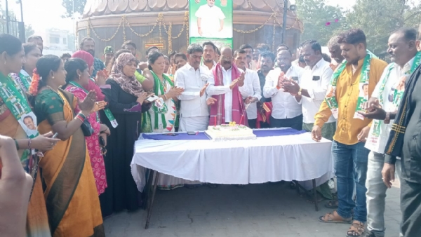 ಬಳ್ಳಾರಿ: ಹೆಚ್ಡಿಕೆ ಹುಟ್ಟುಹಬ್ಬ ಆಚರಣೆ ಬಳ್ಳಾರಿ: ಹೆಚ್ಡಿಕೆ ಹುಟ್ಟುಹಬ್ಬ ಆಚರಣೆ