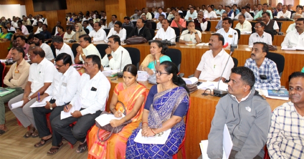 ಮಕ್ಕಳಿಗೆ ಸರಳೀಕರಿಸಿ ಪಾಠಮಾಡಿ- ಜಿಲ್ಲಾಧಿಕಾರಿ ಡಾ. ಸುರೇಶ ಬಿ. ಇಟ್ನಾಳ ಮಕ್ಕಳಿಗೆ ಸರಳೀಕರಿಸಿ ಪಾಠಮಾಡಿ- ಜಿಲ್ಲಾಧಿಕಾರಿ ಡಾ. ಸುರೇಶ ಬಿ. ಇಟ್ನಾಳ