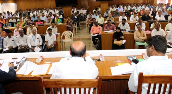 ಮಕ್ಕಳಿಗೆ ಸರಳೀಕರಿಸಿ ಪಾಠಮಾಡಿ- ಜಿಲ್ಲಾಧಿಕಾರಿ ಡಾ. ಸುರೇಶ ಬಿ. ಇಟ್ನಾಳ ಮಕ್ಕಳಿಗೆ ಸರಳೀಕರಿಸಿ ಪಾಠಮಾಡಿ- ಜಿಲ್ಲಾಧಿಕಾರಿ ಡಾ. ಸುರೇಶ ಬಿ. ಇಟ್ನಾಳ