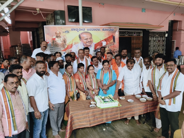 ಚಿತ್ರ ; ಕುಮಾರಸ್ವಾಮಿ ಅವರ ಹುಟ್ಟುಹಬ್ಬದ ಅಂಗವಾಗಿ ಕೋಲಾರ ನಗರದ ಸಾಯಿಬಾಬಾ ಮಂದಿರದಲ್ಲಿ ಜೆಡಿಎಸ್ ಮುಖಂಡ ಸಿಎಂಆರ್ ಶ್ರೀನಾಥ್ ನೇತೃತ್ವದಲ್ಲಿ ಪೂಜೆ ಸಲ್ಲಿಸಿ, ಕೇಕ್ ಕತ್ತರಿಸುವ ಮೂಲಕ ಕಾರ್ಯಕರ್ತರು ಶುಭ ಹಾರೈಸಿದರು. ಚಿತ್ರ ; ಕುಮಾರಸ್ವಾಮಿ ಅವರ ಹುಟ್ಟುಹಬ್ಬದ ಅಂಗವಾಗಿ ಕೋಲಾರ ನಗರದ ಸಾಯಿಬಾಬಾ ಮಂದಿರದಲ್ಲಿ ಜೆಡಿಎಸ್ ಮುಖಂಡ ಸಿಎಂಆರ್ ಶ್ರೀನಾಥ್ ನೇತೃತ್ವದಲ್ಲಿ ಪೂಜೆ ಸಲ್ಲಿಸಿ, ಕೇಕ್ ಕತ್ತರಿಸುವ ಮೂಲಕ ಕಾರ್ಯಕರ್ತರು ಶುಭ ಹಾರೈಸಿದರು.