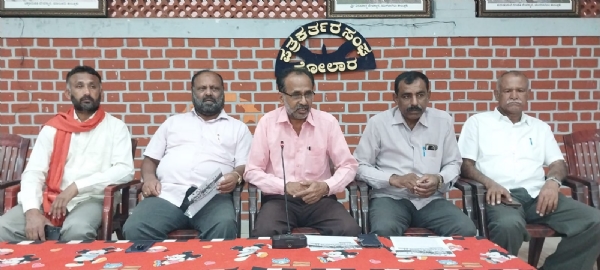 . ಚಿತ್ರ : ಸಿಪಿಐಎಂ ನೇತೃತ್ವದಲ್ಲಿ ಡಿ.೨೧ ರಂದು ಬೆಂಗಳೂರಿನಲ್ಲಿ ಬೃಹತ್ ಪ್ರತಿಭಟನೆ ಹಮ್ಮಿಕೊಂಡಿರುವುದಾಗಿ ಸಿಪಿಐಎಂ ಪಕ್ಷದ ಕೋಲಾರ ಜಿಲ್ಲಾ ಕಾರ್ಯದರ್ಶಿ ಪಿ.ಆರ್ ಸೂರ್ಯನಾರಾಯಣ ಪತ್ರಿಕಾಗೋಷ್ಠಿಯಲ್ಲಿ ತಿಳಿಸಿದರು. . ಚಿತ್ರ : ಸಿಪಿಐಎಂ ನೇತೃತ್ವದಲ್ಲಿ ಡಿ.೨೧ ರಂದು ಬೆಂಗಳೂರಿನಲ್ಲಿ ಬೃಹತ್ ಪ್ರತಿಭಟನೆ ಹಮ್ಮಿಕೊಂಡಿರುವುದಾಗಿ ಸಿಪಿಐಎಂ ಪಕ್ಷದ ಕೋಲಾರ ಜಿಲ್ಲಾ ಕಾರ್ಯದರ್ಶಿ ಪಿ.ಆರ್ ಸೂರ್ಯನಾರಾಯಣ ಪತ್ರಿಕಾಗೋಷ್ಠಿಯಲ್ಲಿ ತಿಳಿಸಿದರು.