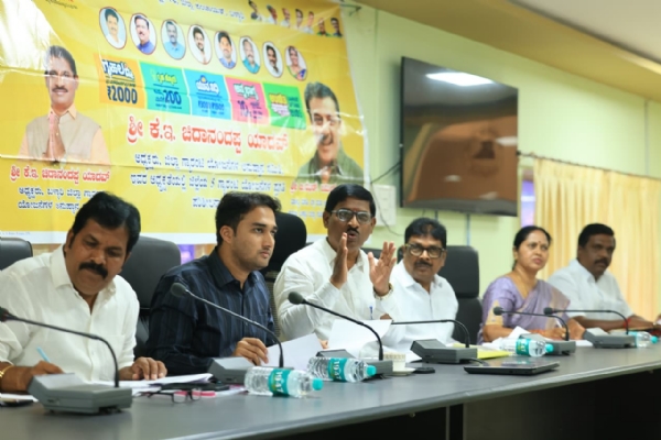 ಗ್ಯಾರೆಂಟಿ : ಅಧಿಕಾರಿಗಳು ಉತ್ತಮ ಪ್ರಗತಿ ಸಾಧಿಸಿ ಗ್ಯಾರೆಂಟಿ : ಅಧಿಕಾರಿಗಳು ಉತ್ತಮ ಪ್ರಗತಿ ಸಾಧಿಸಿ