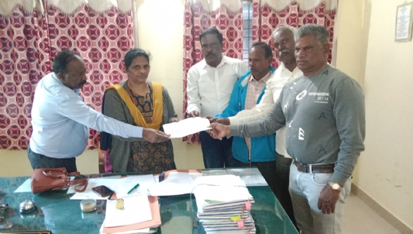 ಚಿತ್ರ : ಬಿಜಿಎಂಎಲ್ ಶಾಲೆಯನ್ನು ಸರ್ಕಾರದ ವಶಕ್ಕೆ ಪಡೆಯುವಂತೆ ಒತ್ತಾಯಿಸಿ ಮಾಜಿ ಕಾರ್ಮಿಕರ ಕ್ಷೇಮಾಭಿವೃದ್ಧಿ ಸಂಘದ ಪದಾಧಿಕಾರಿಗಳು ಕೆಜಿಎಫ್ ಕ್ಷೇತ್ರ ಶಿಕ್ಷಣಾಧಿಕಾರಿ ಅನಿತಾ ರವರಿಗೆ ಮನವಿ ಪತ್ರ ಸಲ್ಲಿಸಿದರು. ಚಿತ್ರ : ಬಿಜಿಎಂಎಲ್ ಶಾಲೆಯನ್ನು ಸರ್ಕಾರದ ವಶಕ್ಕೆ ಪಡೆಯುವಂತೆ ಒತ್ತಾಯಿಸಿ ಮಾಜಿ ಕಾರ್ಮಿಕರ ಕ್ಷೇಮಾಭಿವೃದ್ಧಿ ಸಂಘದ ಪದಾಧಿಕಾರಿಗಳು ಕೆಜಿಎಫ್ ಕ್ಷೇತ್ರ ಶಿಕ್ಷಣಾಧಿಕಾರಿ ಅನಿತಾ ರವರಿಗೆ ಮನವಿ ಪತ್ರ ಸಲ್ಲಿಸಿದರು.