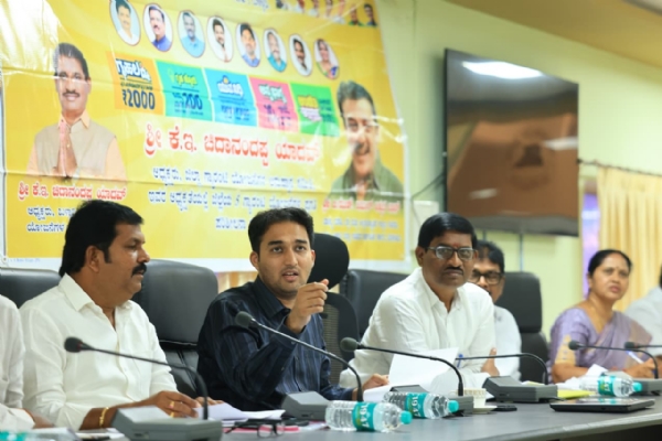 ಗ್ಯಾರೆಂಟಿ : ಅಧಿಕಾರಿಗಳು ಉತ್ತಮ ಪ್ರಗತಿ ಸಾಧಿಸಿ ಗ್ಯಾರೆಂಟಿ : ಅಧಿಕಾರಿಗಳು ಉತ್ತಮ ಪ್ರಗತಿ ಸಾಧಿಸಿ