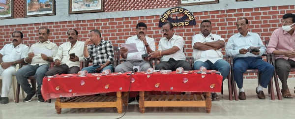 ಚಿತ್ರ : ಕೋಲಾರ ನಗರದಲ್ಲಿ ಜಿಲ್ಲಾ ಮಾಸ್ಟರ್ ಅಥ್ಲೆಟಿಕ್ ಅಸೋಸಿಯೇಷನ್ ವತಿಯಿಂದ ಬುಧವಾರ ನಡೆದ ಪತ್ರಿಕಾಗೋಷ್ಠಿಯಲ್ಲಿ ಜಿಲ್ಲಾ ಮಾಸ್ಟರ್ಸ್ ಅಥ್ಲೆಟಿಕ್ ಅಸೋಸಿಯೇಷನ್ ಜಿಲ್ಲಾಧ್ಯಕ್ಷ ವಿ.ಕೃಷ್ಣಾರೆಡ್ಡಿ ಮಾತನಾಡಿದರು.