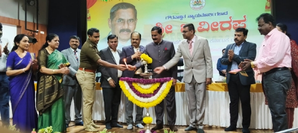 ಚಿತ್ರ : ಕೋಲಾರ ಜಿಲ್ಲಾಧಿಕಾರಿಗಳ ಕಚೇರಿ ಸಭಾಂಗಣದಲ್ಲಿ ಹಮ್ಮಿಕೊಳ್ಳಲಾಗಿದ್ದ ಎರಡು ದಿನಗಳ ಉಪಲೋಕಾಯುಕ್ತ ಬಿ. ವೀರಪ್ಪ ಸಾರ್ವಜನಿಕ ದೂರು ವಿಚಾರಣೆ ಹಾಗೂ ಬಾಕಿ ದೂರು ವಿಲೇವಾರಿ ಕಾರ್ಯಕ್ರಮದಲ್ಲಿ ಭಾಗವಹಿಸಿ ಅವರು ಮಾತನಾಡಿದರು. ಚಿತ್ರ : ಕೋಲಾರ ಜಿಲ್ಲಾಧಿಕಾರಿಗಳ ಕಚೇರಿ ಸಭಾಂಗಣದಲ್ಲಿ ಹಮ್ಮಿಕೊಳ್ಳಲಾಗಿದ್ದ ಎರಡು ದಿನಗಳ ಉಪಲೋಕಾಯುಕ್ತ ಬಿ. ವೀರಪ್ಪ ಸಾರ್ವಜನಿಕ ದೂರು ವಿಚಾರಣೆ ಹಾಗೂ ಬಾಕಿ ದೂರು ವಿಲೇವಾರಿ ಕಾರ್ಯಕ್ರಮದಲ್ಲಿ ಭಾಗವಹಿಸಿ ಅವರು ಮಾತನಾಡಿದರು.