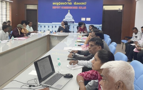 ಚಿತ್ರ : ಕೋಲಾರ ನಗರದ ಜಿಲ್ಲಾಡಳಿತ ಭವನದಲ್ಲಿ ಆಯೋಜಿಸಲಾಗಿದ್ದ, ಜಿಲ್ಲಾ ಕೌಶಲ್ಯ ಸಮಿತಿ ಪ್ರಗತಿ ಪರಿಶೀಲನಾ ಸಭೆಯ ಅಧ್ಯಕ್ಷತೆ ವಹಿಸಿದ್ದ ಜಿಲ್ಲಾಧಿಕಾರಿ ಡಾ.ಎಂ.ಆರ್. ರವಿ ಮಾತನಾಡಿದರು. ಚಿತ್ರ : ಕೋಲಾರ ನಗರದ ಜಿಲ್ಲಾಡಳಿತ ಭವನದಲ್ಲಿ ಆಯೋಜಿಸಲಾಗಿದ್ದ, ಜಿಲ್ಲಾ ಕೌಶಲ್ಯ ಸಮಿತಿ ಪ್ರಗತಿ ಪರಿಶೀಲನಾ ಸಭೆಯ ಅಧ್ಯಕ್ಷತೆ ವಹಿಸಿದ್ದ ಜಿಲ್ಲಾಧಿಕಾರಿ ಡಾ.ಎಂ.ಆರ್. ರವಿ ಮಾತನಾಡಿದರು.