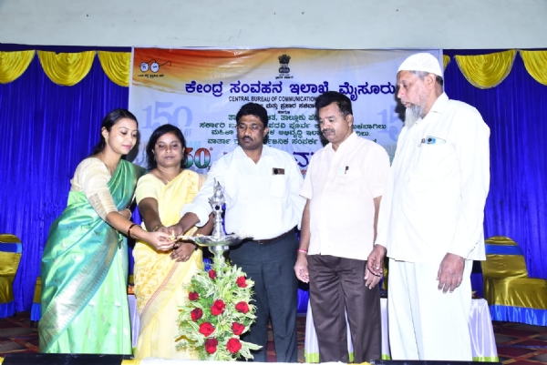 ಚಿತ್ರ ; ಮುಳಬಾಗಿಲು ಬಾಲಕಿಯರ ಪದವಿಪೂರ್ವ ಕಾಲೇಜಿನಲ್ಲಿ ಹಮ್ಮಿಕೊಳ್ಳಲಾದ ವಂದೇ ಮಾತರಂ ೧೫೦ನೇ ವರ್ಷಗಳ ಸ್ಮರಣಾರ್ಥ ಹಾಗೂ ಬಾಲ್ಯ ವಿವಾಹ ಮುಕ್ತ ಭಾರತ ವಿಶೇಷ ಕಾರ್ಯಕ್ರಮವನ್ನು ತಾಲ್ಲೂಕು ಪಂಚಾಯತ್ ಕಾರ್ಯನಿರ್ವಾಹಕ ಅಧಿಕಾರಿ ಆರ್.ರವಿಚಂದ್ರ ಉದ್ಘಾಟನೆ ನೆರವೇರಿಸಿ ಮಾತನಾಡಿದರು.