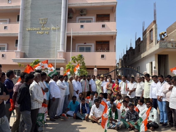 ನ್ಯಾಷನಲ್ ಹೆರಾಲ್ಡ್ : ಕಾಂಗ್ರೆಸ್ಸಿಗರಿಂದ ಬಿಜೆಪಿ ಕಚೇರಿ ಮುತ್ತಿಗೆ ನ್ಯಾಷನಲ್ ಹೆರಾಲ್ಡ್ : ಕಾಂಗ್ರೆಸ್ಸಿಗರಿಂದ ಬಿಜೆಪಿ ಕಚೇರಿ ಮುತ್ತಿಗೆ