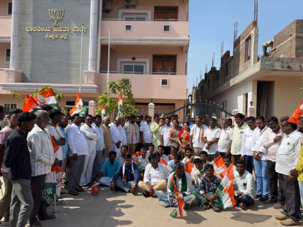 ನ್ಯಾಷನಲ್ ಹೆರಾಲ್ಡ್ : ಕಾಂಗ್ರೆಸ್ಸಿಗರಿಂದ ಬಿಜೆಪಿ ಕಚೇರಿ ಮುತ್ತಿಗೆ ನ್ಯಾಷನಲ್ ಹೆರಾಲ್ಡ್ : ಕಾಂಗ್ರೆಸ್ಸಿಗರಿಂದ ಬಿಜೆಪಿ ಕಚೇರಿ ಮುತ್ತಿಗೆ