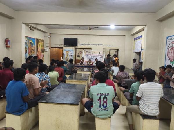 ಕೊಪ್ಪಳ: ವಸತಿ ನಿಲಯದಲ್ಲಿ ಮಕ್ಕಳ ಹಕ್ಕುಗಳು ಮತ್ತು ಕಾನೂನುಗಳ ಜಾಗೃತಿ ಕೊಪ್ಪಳ: ವಸತಿ ನಿಲಯದಲ್ಲಿ ಮಕ್ಕಳ ಹಕ್ಕುಗಳು ಮತ್ತು ಕಾನೂನುಗಳ ಜಾಗೃತಿ