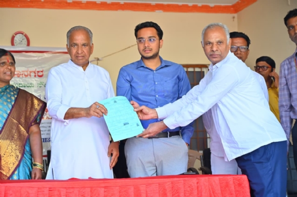 ಸರ್ಕಾರಿ ಕಛೇರಿಗೆ ಅಲೆದಾಡುವದನ್ನು ತಪ್ಪಿಸಲು ಅಧಿಕಾರಿಗಳು ಮನೆ ಬಾಗಿಲಿಗೆ- ಎನ್ಎಸ್ ಬೋಸರಾಜು ಸರ್ಕಾರಿ ಕಛೇರಿಗೆ ಅಲೆದಾಡುವದನ್ನು ತಪ್ಪಿಸಲು ಅಧಿಕಾರಿಗಳು ಮನೆ ಬಾಗಿಲಿಗೆ- ಎನ್ಎಸ್ ಬೋಸರಾಜು