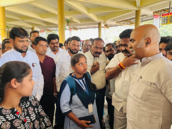 ಲಿಂಗಸಗೂರು ಕೇಂದ್ರ ಬಸ್ ನಿಲ್ದಾಣಕ್ಕೆ ಕೆಕೆಆರ್‍ಟಿಸಿ  ಅಧ್ಯಕ್ಷ ಅರುಣಕುಮಾರ ಪಾಟೀಲ್ ಭೇಟಿ