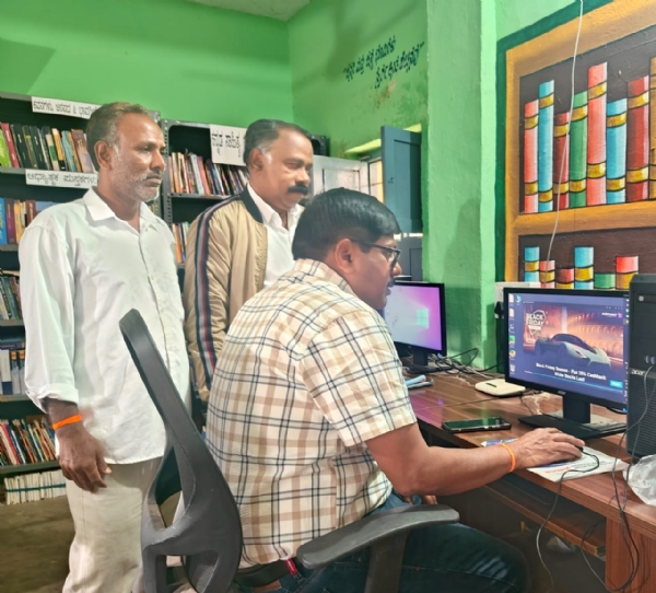 ಕೋಲಾರ ತಾಲ್ಲೂಕಿನ ಹರಟಿ ಗ್ರಾಮ ಪಂಚಾಯಿತಿ ಸಾರ್ವಜನಿಕ ಗ್ರಂಥಾಲಯದಲ್ಲಿ ಪಂಚಾಯಿತಿ ಅಭಿವೃದ್ಧಿ ಅಧಿಕಾರಿ ನಾಗರಾಜ್ ವಿಶ್ವ ಕಂಪ್ಯೂಟರ್ ಸಾಕ್ಷರತಾ ದಿನವನ್ನು ಉದ್ಘಾಟಿಸಿದರು.