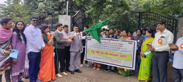 ಚಿತ್ರ;ಕೋಲಾರದಲ್ಲಿ ವಿಶ್ವ ಏಡ್ಸ್ ದಿನದ ಅಂಗವಾಗಿ ಜಿಲ್ಲಾದ್ಯಂತ ಅರಿವು ಮೂಡಿಸುವ ಉದ್ದೇಶದಿಂದ ಜಾಥಾ ಕಾರ್ಯಾಕ್ರಮಕ್ಕೆ ನ್ಯಾಯಾಧೀಶರಾದ ಆರ್.ನಟೇಶ್ ಚಾಲನೆ ನೀಡಿದರು. ಪ್ರಸನ್ನ ಕುಮಾರ್, ಆರೋಗ್ಯ ಶಿಕ್ಷಣಾಧಿಕಾರಿ ಪ್ರೇಮ, ಸೇರಿದಂತೆ ಮತ್ತಿತರರು ಉಪಸ್ಥಿತರಿದ್ದರು. ಚಿತ್ರ;ಕೋಲಾರದಲ್ಲಿ ವಿಶ್ವ ಏಡ್ಸ್ ದಿನದ ಅಂಗವಾಗಿ ಜಿಲ್ಲಾದ್ಯಂತ ಅರಿವು ಮೂಡಿಸುವ ಉದ್ದೇಶದಿಂದ ಜಾಥಾ ಕಾರ್ಯಾಕ್ರಮಕ್ಕೆ ನ್ಯಾಯಾಧೀಶರಾದ ಆರ್.ನಟೇಶ್ ಚಾಲನೆ ನೀಡಿದರು. ಪ್ರಸನ್ನ ಕುಮಾರ್, ಆರೋಗ್ಯ ಶಿಕ್ಷಣಾಧಿಕಾರಿ ಪ್ರೇಮ, ಸೇರಿದಂತೆ ಮತ್ತಿತರರು ಉಪಸ್ಥಿತರಿದ್ದರು.