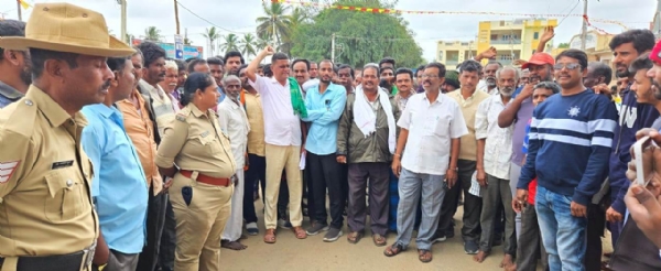 ಕೋಲಾರ ತಾಲ್ಲೂಕಿನ ಎಸ್.ಅಗ್ರಹಾರ ಕೆರೆ ಸಮೀಪ ಕಲ್ಲು ಗಣಿಗಾರಿಕೆಗೆ ಅನುಮತಿ ನೀಡಬಾರದೆಂದು ಒತ್ತಾಯಿಸಿ ರೈತ ಸಂಘದ ಆಶ್ರಯದಲ್ಲಿ ಚಿಟ್ನಹಳ್ಳಿ ಬಳಿ ರೈತರು ಪ್ರತಿಭಟನೆ ನಡೆಸಿದರು. ಕೋಲಾರ ತಾಲ್ಲೂಕಿನ ಎಸ್.ಅಗ್ರಹಾರ ಕೆರೆ ಸಮೀಪ ಕಲ್ಲು ಗಣಿಗಾರಿಕೆಗೆ ಅನುಮತಿ ನೀಡಬಾರದೆಂದು ಒತ್ತಾಯಿಸಿ ರೈತ ಸಂಘದ ಆಶ್ರಯದಲ್ಲಿ ಚಿಟ್ನಹಳ್ಳಿ ಬಳಿ ರೈತರು ಪ್ರತಿಭಟನೆ ನಡೆಸಿದರು.