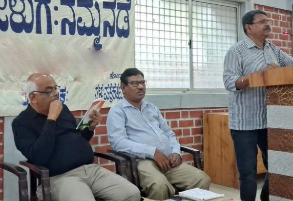 ಓದುಗ ಕೇಳುಗ-ನಮ್ಮ ನಡೆ ಕಾರ್ಯಕ್ರಮದಲ್ಲಿ ವಿಮೋಚನಾ ಚಳವಳಿಯಲ್ಲಿ ಮೇಜರ್ ಜಯಪಾಲ್ ಸಿಂಗ್ ನೆನಪುಗಳ ಕೃತಿ ಕುರಿತು ಜನಶಕ್ತಿ ವಾರಪತ್ರಿಕೆಯ ಕಾರ್ಯನಿರ್ವಾಹಕ ಸಂಪಾದಕ ಡಾ.ಎಸ್. ವೈ.ಗುರುಶಾಂತ್ ಮಾತನಾಡಿದರು. ಮಾಜಿ ಸ್ಪೀಕರ್ ರಮೇಶ್ ಕುಮಾರ್ ಹಾಗೂ ಕೃತಿಯ ಬರಹಗಾರ ವಿಶ್ವಕುಂದಾಪುರ ಚಿತ್ರದಲ್ಲಿದ್ದಾರೆ. ಓದುಗ ಕೇಳುಗ-ನಮ್ಮ ನಡೆ ಕಾರ್ಯಕ್ರಮದಲ್ಲಿ ವಿಮೋಚನಾ ಚಳವಳಿಯಲ್ಲಿ ಮೇಜರ್ ಜಯಪಾಲ್ ಸಿಂಗ್ ನೆನಪುಗಳ ಕೃತಿ ಕುರಿತು ಜನಶಕ್ತಿ ವಾರಪತ್ರಿಕೆಯ ಕಾರ್ಯನಿರ್ವಾಹಕ ಸಂಪಾದಕ ಡಾ.ಎಸ್. ವೈ.ಗುರುಶಾಂತ್ ಮಾತನಾಡಿದರು. ಮಾಜಿ ಸ್ಪೀಕರ್ ರಮೇಶ್ ಕುಮಾರ್ ಹಾಗೂ ಕೃತಿಯ ಬರಹಗಾರ ವಿಶ್ವಕುಂದಾಪುರ ಚಿತ್ರದಲ್ಲಿದ್ದಾರೆ.