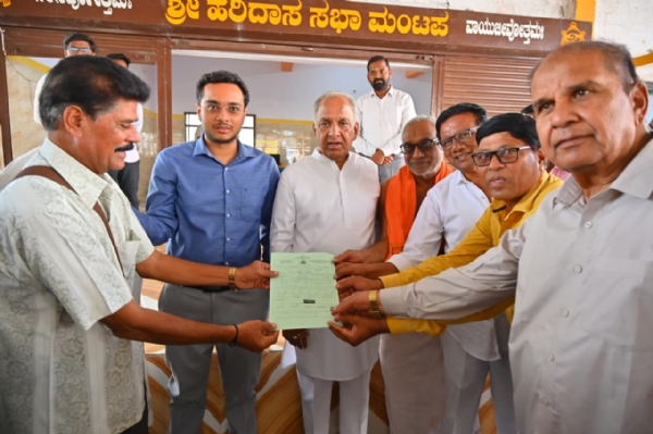 ಸರ್ಕಾರಿ ಕಛೇರಿಗೆ ಅಲೆದಾಡುವದನ್ನು ತಪ್ಪಿಸಲು ಅಧಿಕಾರಿಗಳು ಮನೆ ಬಾಗಿಲಿಗೆ- ಎನ್ಎಸ್ ಬೋಸರಾಜು ಸರ್ಕಾರಿ ಕಛೇರಿಗೆ ಅಲೆದಾಡುವದನ್ನು ತಪ್ಪಿಸಲು ಅಧಿಕಾರಿಗಳು ಮನೆ ಬಾಗಿಲಿಗೆ- ಎನ್ಎಸ್ ಬೋಸರಾಜು