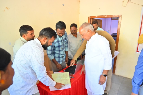 ಸರ್ಕಾರಿ ಕಛೇರಿಗೆ ಅಲೆದಾಡುವದನ್ನು ತಪ್ಪಿಸಲು ಅಧಿಕಾರಿಗಳು ಮನೆ ಬಾಗಿಲಿಗೆ- ಎನ್ಎಸ್ ಬೋಸರಾಜು ಸರ್ಕಾರಿ ಕಛೇರಿಗೆ ಅಲೆದಾಡುವದನ್ನು ತಪ್ಪಿಸಲು ಅಧಿಕಾರಿಗಳು ಮನೆ ಬಾಗಿಲಿಗೆ- ಎನ್ಎಸ್ ಬೋಸರಾಜು