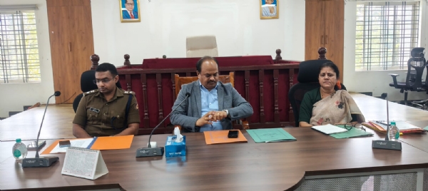 ಡಿಸೆಂಬರ್ ೭ರಂದು ನಡೆಯಲಿರುವ ಶಿಕ್ಷಕರ ಅರ್ಹತಾ ಪರೀಕ್ಷೆಯ ಸಿದ್ದತೆಗಳ ಬಗ್ಗೆ ಕೋಲಾರ ಜಿಲ್ಲಾಧಿಕಾರಿ ಡಾ.ಎಂ.ಆರ್. ರವಿ ಸಭೆ ನಡೆಸಿದರು.