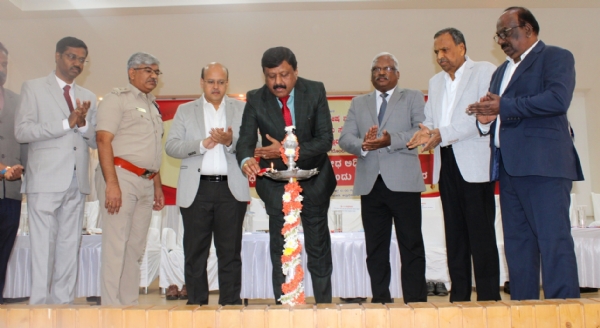 ಕರ್ನಾಟಕ ಭೂ ಕಬಳಿಕೆ ನಿಷೇಧ ಕುರಿತು ಅಧಿಕಾರಿಗಳು ತಿಳಿದುಕೊಳ್ಳಬೇಕಿದೆ - ಎನ್. ಎಸ್. ಪಾಟೀಲ್ ಕರ್ನಾಟಕ ಭೂ ಕಬಳಿಕೆ ನಿಷೇಧ ಕುರಿತು ಅಧಿಕಾರಿಗಳು ತಿಳಿದುಕೊಳ್ಳಬೇಕಿದೆ - ಎನ್. ಎಸ್. ಪಾಟೀಲ್