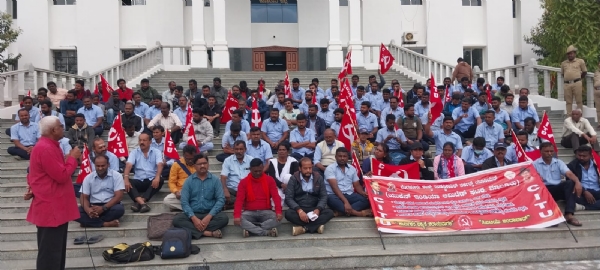 ಕೋಲಾರ ಜಿಲ್ಲೆ ಮಾಲೂರಿನ ಯುಕೆನ್ ಇಂಡಿಯಾ ಕಂಪನಿಯಿAದ ಕಾರ್ಮಿಕರಿಗೆ ಕಿರುಕುಳ ವಿರೋಧಿಸಿ ಸಿ.ಐ.ಟಿ.ಯು. ಆಶ್ರಯದಲ್ಲಿ ಕೋಲಾರ ಜಿಲ್ಲಾಧಿಕಾರಿಗಳ ಕಛೇರಿಯ ಮುಂದೆ ಪ್ರತಿಭಟನೆ ನಡೆಸಲಾಯಿತು.