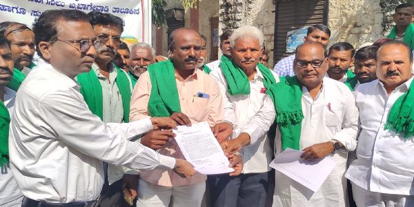 ಭೂಸ್ವಾಧೀನ ಪರಿಹಾರಕ್ಕಾಗಿ ರೈತರ ಪ್ರತಿಭಟನೆ