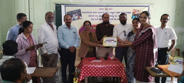 ಕೋಲಾರದ ಮೆಥೋಡಿಸ್ಟ್ ಶಾಲೆಯಲ್ಲಿ ಸೋಮವಾರ ಹಮ್ಮಿಕೊಂಡಿದ್ದ ಜಿಲ್ಲಾಮಟ್ಟದ ಶಿಕ್ಷಕರ ಸಹಪಠ್ಯ ಚಟುವಟಿಕೆಗಳ ಸ್ಪರ್ಧೆಗಳಲ್ಲಿ ವಿಜೇತರಾದವರಿಗೆ ಡಿವೈಪಿಸಿ ರಾಜೇಶ್ವರಿ ಬಹುಮಾನ ವಿತರಿಸಿದರು.