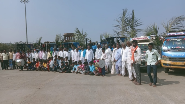 ಗವಿಮಠದ ಮಹಾದಾಸೋಹಕ್ಕೆ ಹರಿದು ಬರುತ್ತಿರುವ ರೊಟ್ಟಿ ಹಾಗೂ ದವಸ,ಧಾನ್ಯಗಳು.