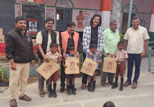 ಕೋಲಾರ ತಾಲ್ಲೂಕಿನ ಸುಗಟೂರು ಸರ್ಕಾರಿ ಹಿರಿಯ ಪ್ರಾಥಮಿಕ ಶಾಲಾ ವಿದ್ಯಾರ್ಥಿಗಳಿಗೆ ಜಾನಪದ ಕಲಾವಿದ ಗೋ.ನಾ ಸ್ವಾಮಿ ಕೈಚೀಲ ವಿತರಿಸಿದರು.