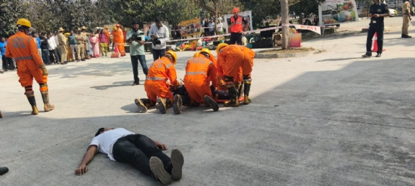 ಕೋಲಾರ ಜಿಲ್ಲಾಧಿಕಾರಿಗಳ ಕಛೇರಿಯ ಆವರಣದಲ್ಲಿ ಎನ್.ಡಿ.ಆರ್.ಎಫ್. ಘಟಕದಿಂದ ಅವಘಡಗಳ ಅಣುಕು ಪ್ರದರ್ಶನ ನೀಡಲಾಯಿತು.