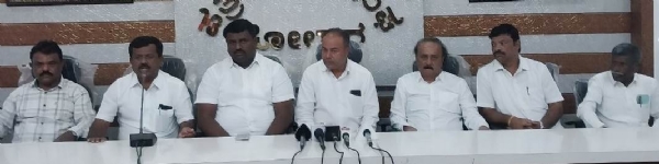 ಕೋಲಾರದಲ್ಲಿ ಪತ್ರಿಕಾಗೋಷ್ಠಿಯಲ್ಲಿ ಮಾತನಾಡಿದ ಕಾಂಗ್ರೆಸ್ ಮುಖಂಡರು ಕೃಷ್ಣಬೈರೇಗೌಡರ ವಿರುದ್ಧ ವಿರೋಧಿಗಳು ಷÀಡ್ಯಂತರ ಮಾಡಿ ಭೂ-ಕಬಳಿಕೆ ಆರೋಪ ಮಾಡಿರುವುದಾಗಿ ತಿಳಿಸಿದರು.