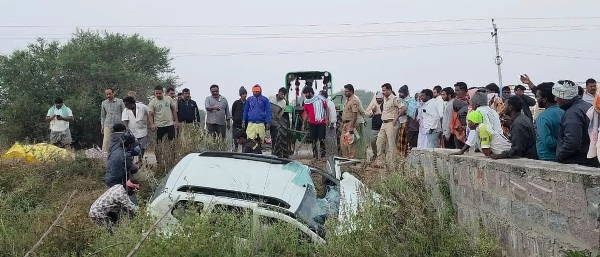 ಕಾರು ಕಂದಕಕ್ಕೆ ; ಮೂವರು ಸ್ಥಳದಲ್ಲೇ ಸಾವು