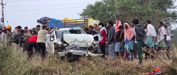 ಕಾರು ಕಂದಕಕ್ಕೆ ; ಮೂವರು ಸ್ಥಳದಲ್ಲೇ ಸಾವು