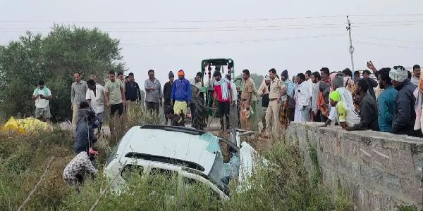 ಕಾರು ಕಂದಕಕ್ಕೆ ; ಮೂವರು ಸ್ಥಳದಲ್ಲೇ ಸಾವು