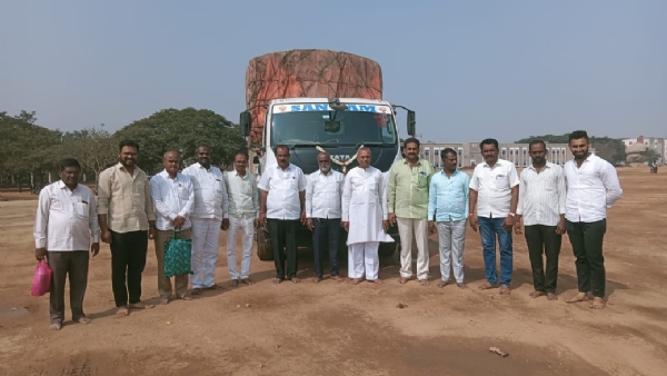 ಗವಿಮಠದ ಮಹಾದಾಸೋಹಕ್ಕೆ ಮಹಲಿಂಗಪೂರ ಭಕ್ತರಿಂದ  60ಕ್ವೀಂಟಲ್ ಬೆಲ್ಲ