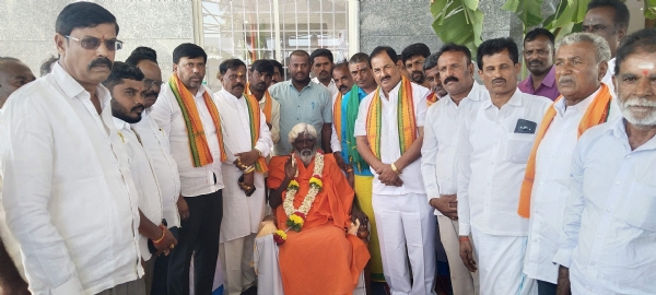 ಕೋಲಾರ ತಾಲ್ಲೂಕಿನ ಚಿಟ್ನಹಳ್ಳಿಯ ತೊಟ್ಲಿ ಗೇಟ್‌ನಲ್ಲಿರುವ ಶ್ರೀ ಶಿರಡಿ ಸಾಯಿಬಾಬಾ ಮಂದಿರದಲ್ಲಿ ಸಂಸದ ಮಲ್ಲೇಶಬಾಬು ಮಾಧ್ಯಮದೊಂದಿಗೆ ಮಾತನಾಡಿದರು.