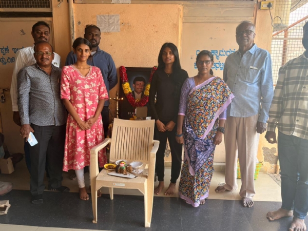 ಕೋಲಾರದ ಅಂತರಗ0ಗಾ ವಿಶೇಷ ಚೇತನ ಶಾಲೆಯಲ್ಲಿ ಮಕ್ಕಳಿಗೆ ಪುಸ್ತಕ, ಊಟ ನೀಡುವ ಮೂಲಕ ಸಮಾಜಸೇವಕ ದಿವಂಗತ ಕೆ.ಆರ್.ಧನರಾಜ್ ಅವರ ಪುಣ್ಯಸ್ಮರಣೆಯನ್ನು ಅವರ ಕುಟುಂಬದವರು ಆಚರಿಸಿದರು.