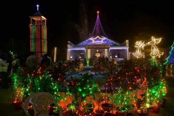 ಕೋಲಾರ ನಗರದ ಮೆಥೊಡಿಸ್ಟ್ ಚರ್ಚ್ಗೆ ಕ್ರಿಸ್‌ಮಸ್ ಹಬ್ಬದ ಅಂಗವಾಗಿ ವಿದ್ಯುತ್ ದೀಪಾಲಂಕಾರ ಮಾಡಲಾಯಿತು.